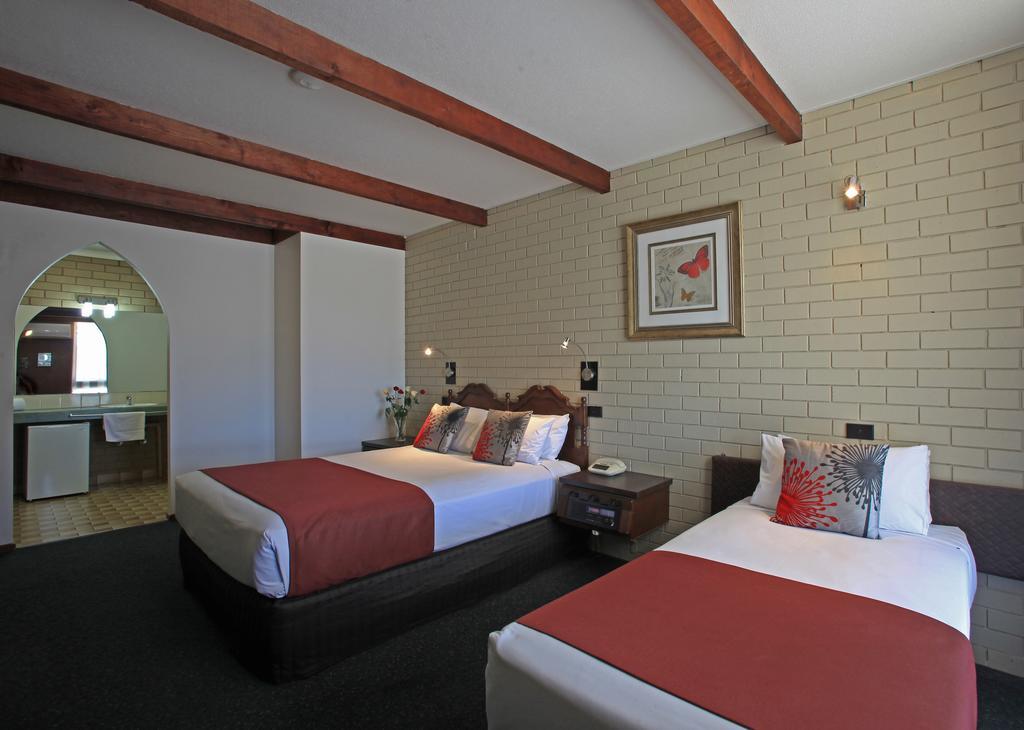 Belltower Motor Inn Шепъртън Стая снимка